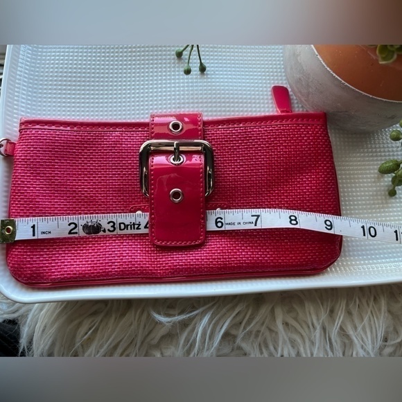 ⭐️host PICK⭐️ Red Wristlet - Picture 5 of 6
